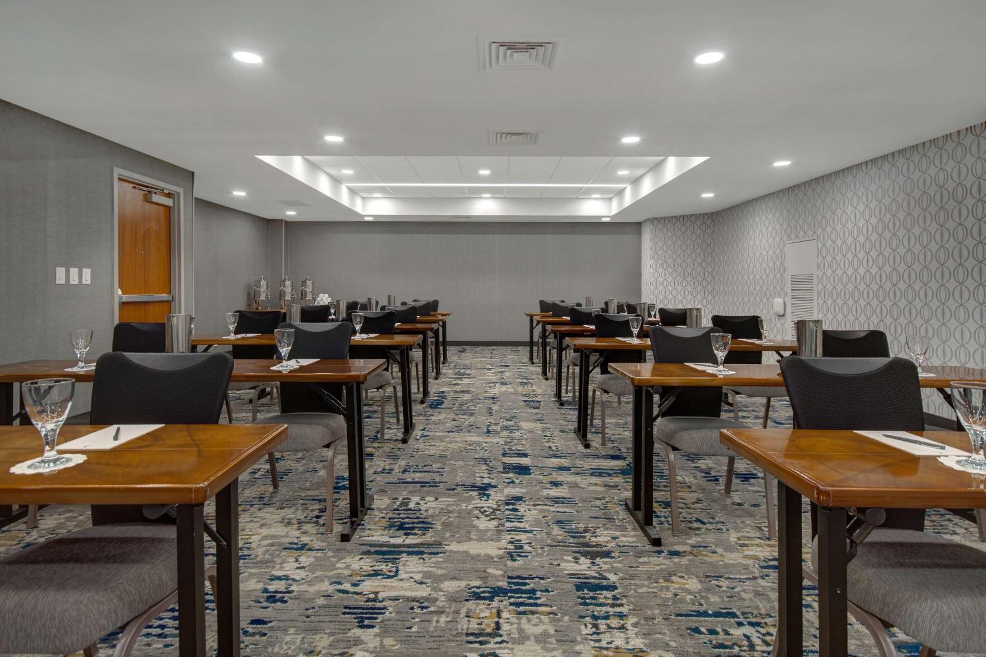 Embassy Suites By Hilton Detroit Metro Airport Romulus Exterior foto